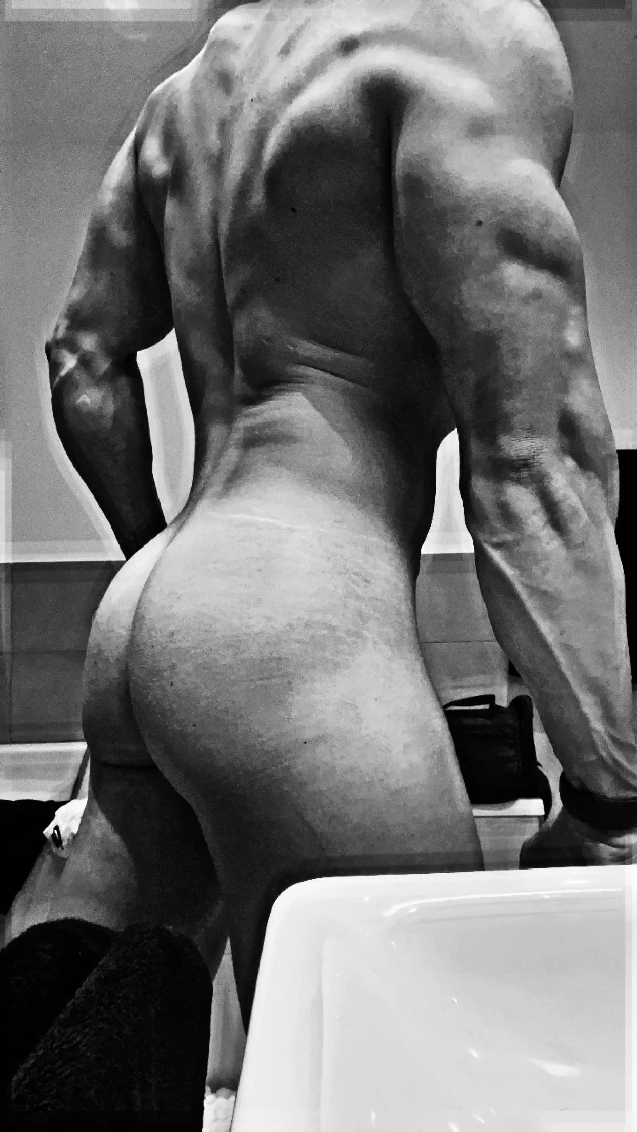 You like wide Backs and nice asses?👀