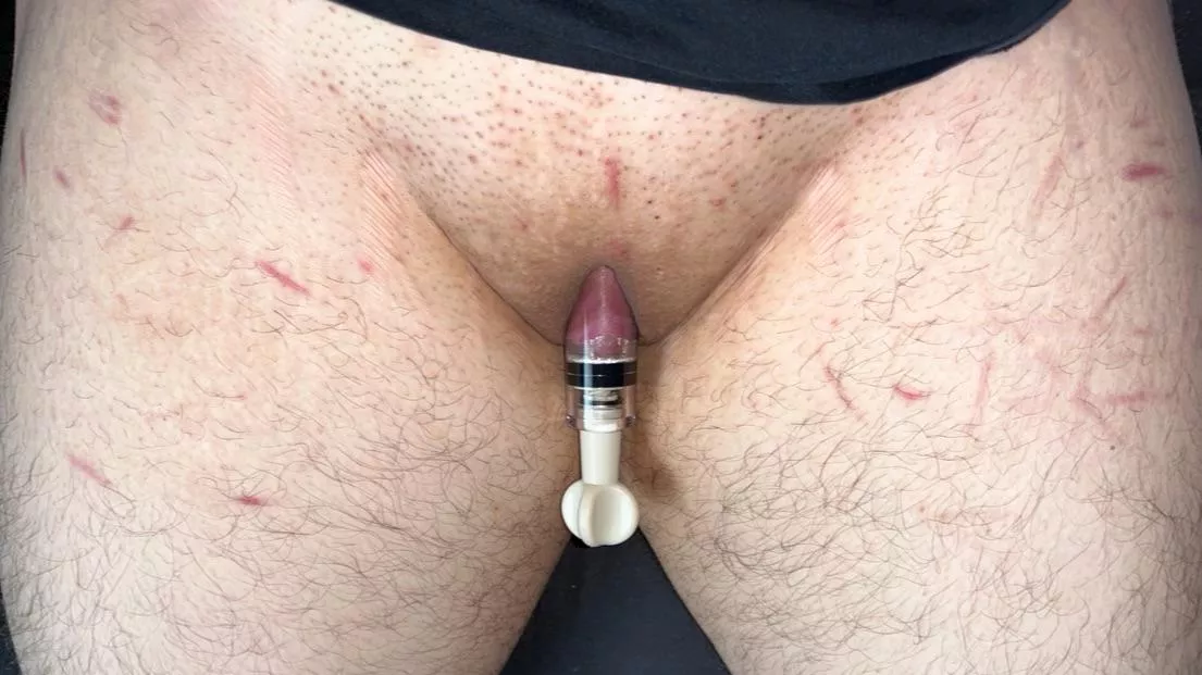23 ftm / i just love pumping my needy little clit/dick <3