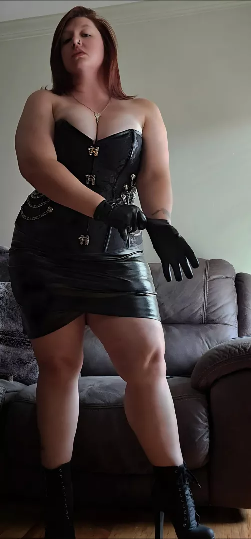 I think my gloves go well with my skirt, agreed? 