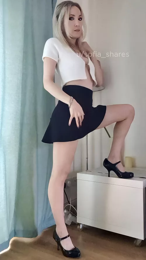 Kinda classy…but the thoughts going through my head definitely aren't 🫦