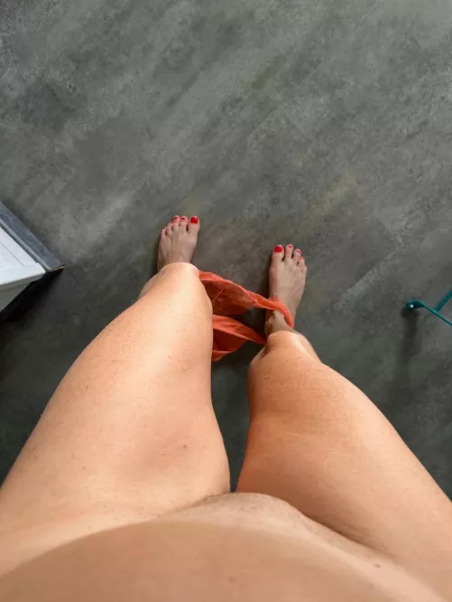 Who wants to play with this 48yo Hotwife?