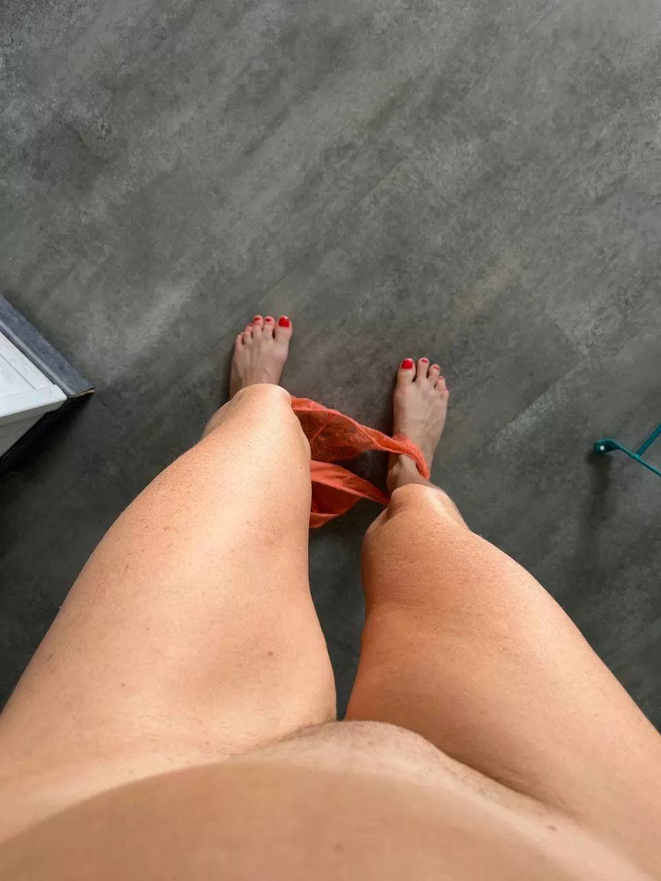 Who wants to play with this 48yo Hotwife?