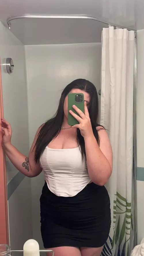 Getting married in a few days kinda want a gangbang on my wedding day don't want my future husband to know tho 😋