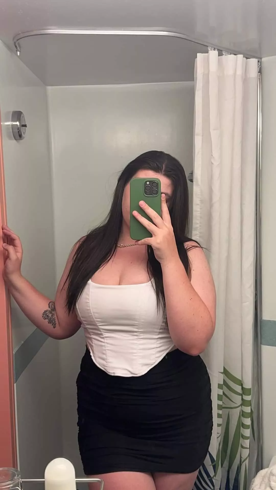 Getting married in a few days kinda want a gangbang on my wedding day don't want my future husband to know tho 😋