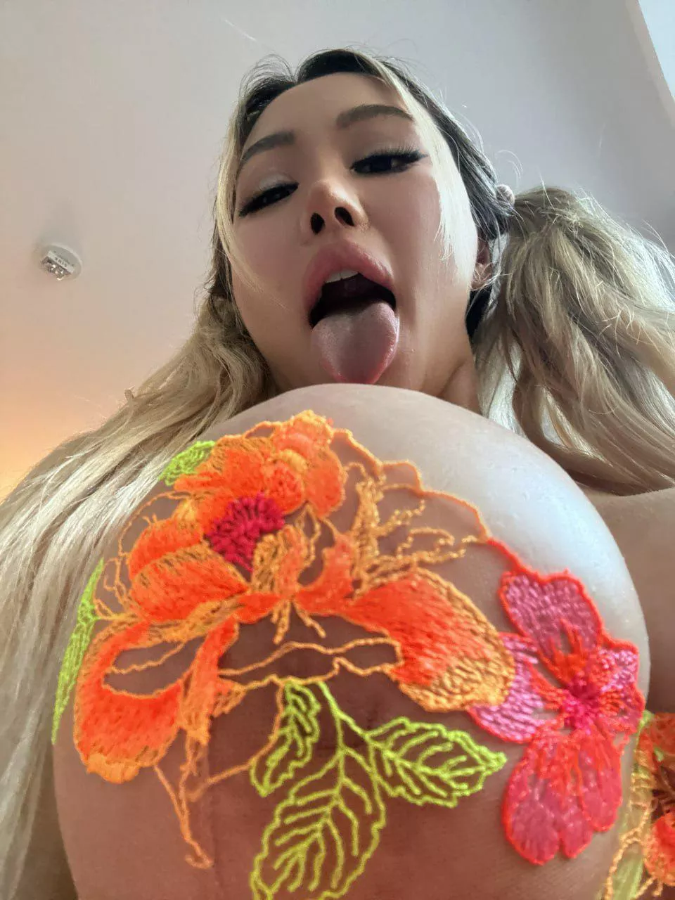 I’m just a horny 18 years old looking for attention
