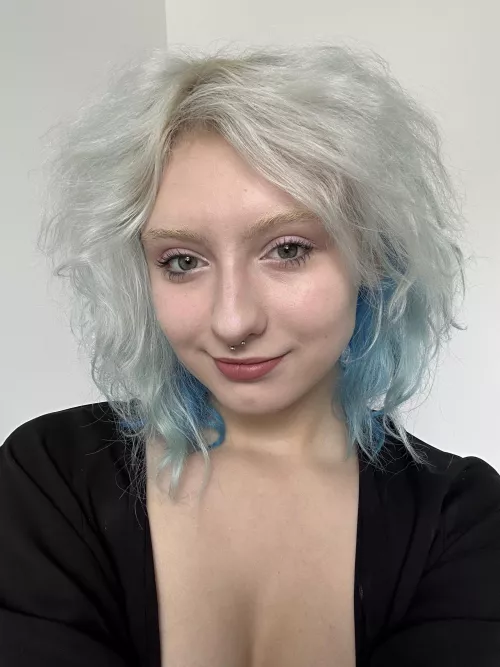 The face of a young alt girl [wife]