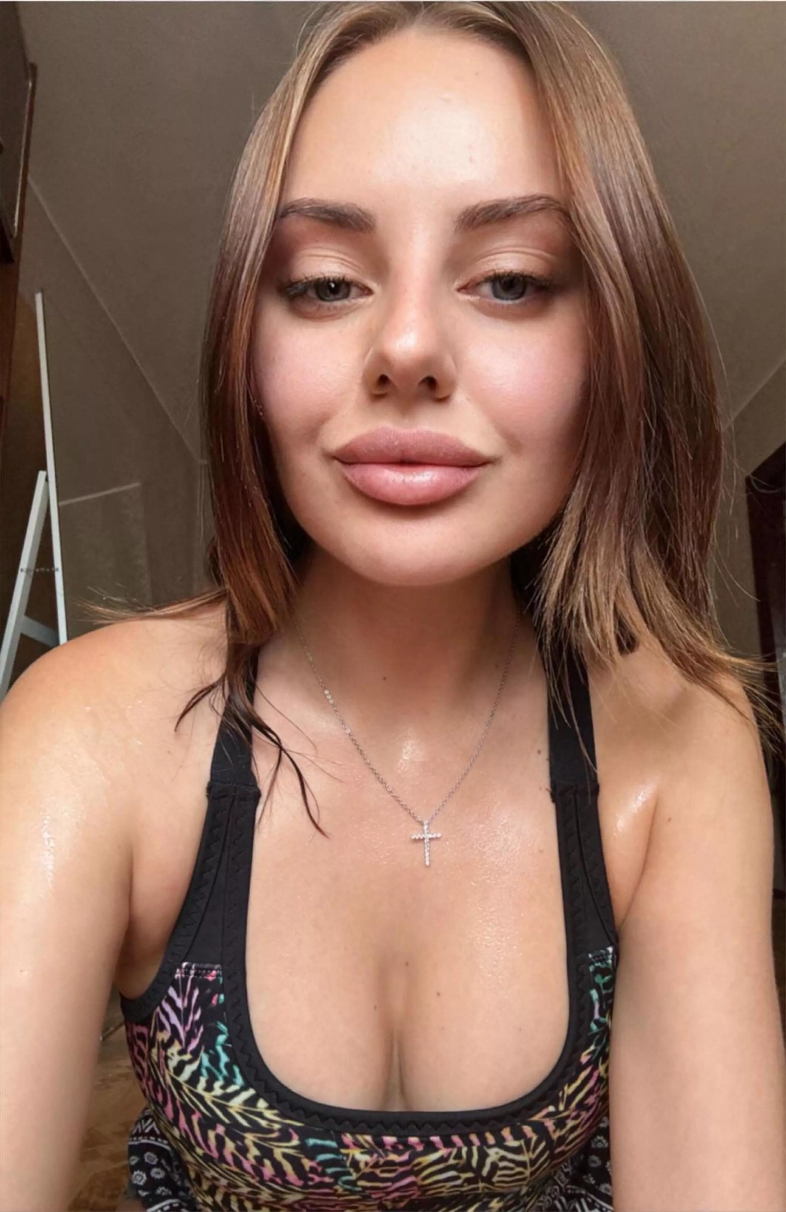 Wondering what's prettier, my cleavage or face :)