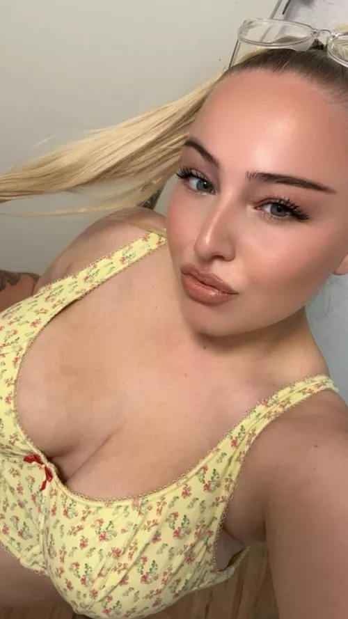 Dresses, lipstick, and confidence are all a girl needs [F19]