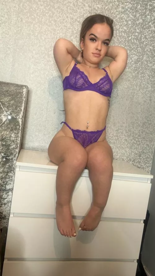 Midget armpit is lickable