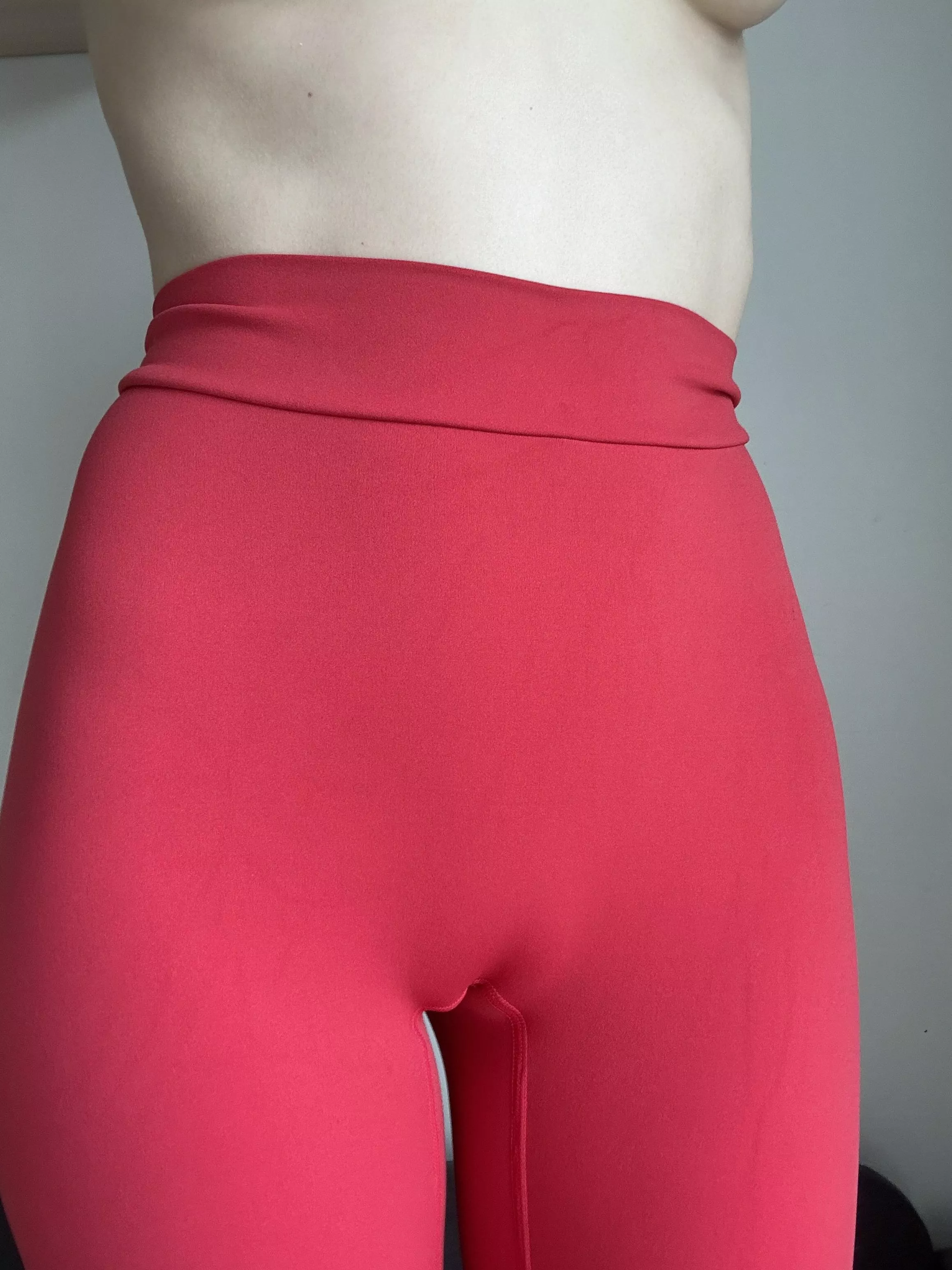 my pussy loves to suck leggings into itself