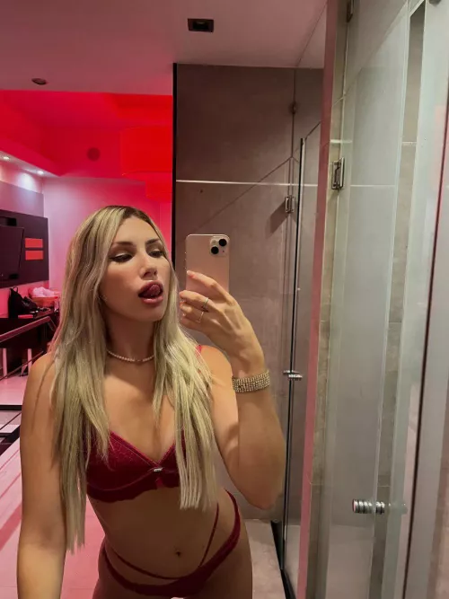 This is how slutty girl tease like 😋