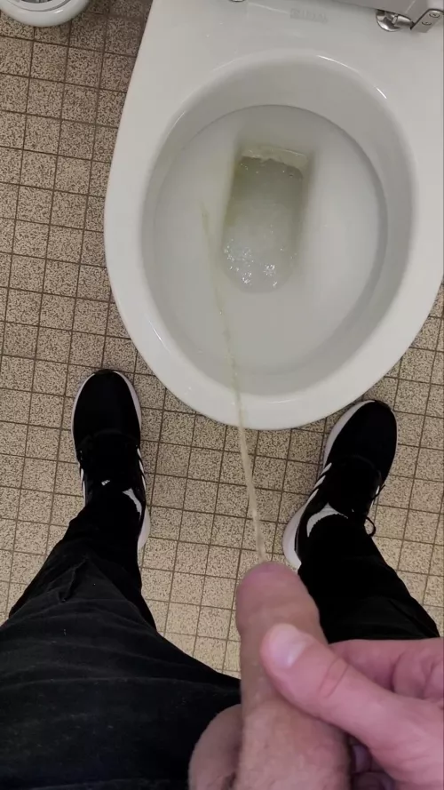 Pissing at work 💦