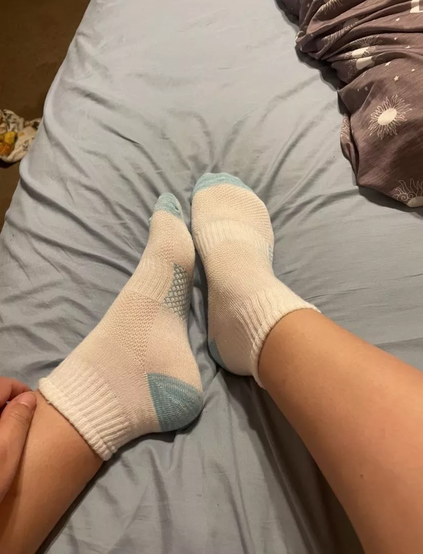 [Selling] How many of you love a pair of big MILF feet in cute Hanes socks? 🥰💕