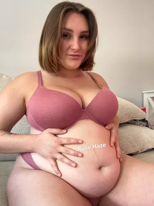 Such a fat girl now 😏