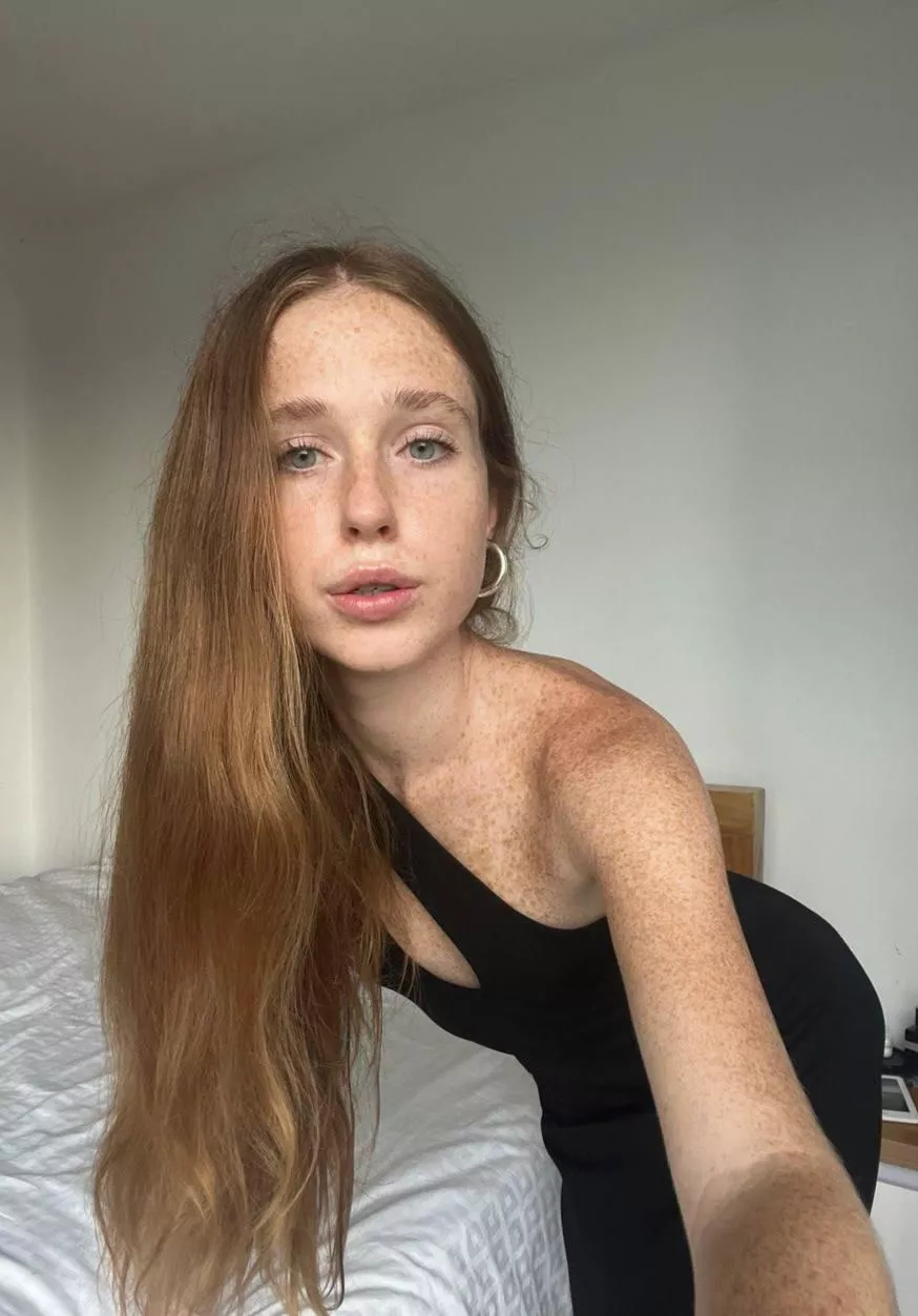 Tight dress, cute face :)