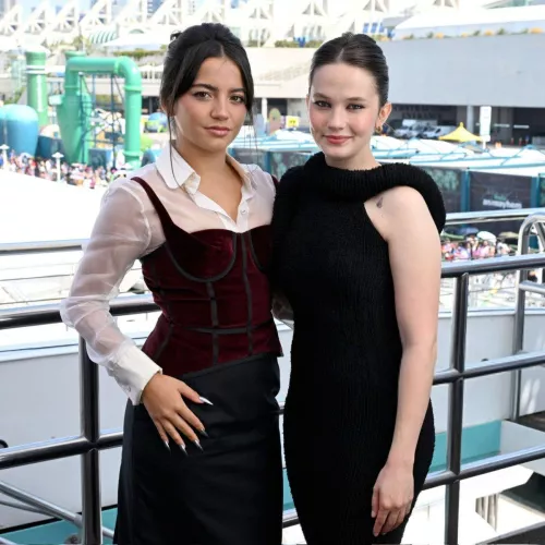 Alien duo Isabela Merced & Cailee Spaeny