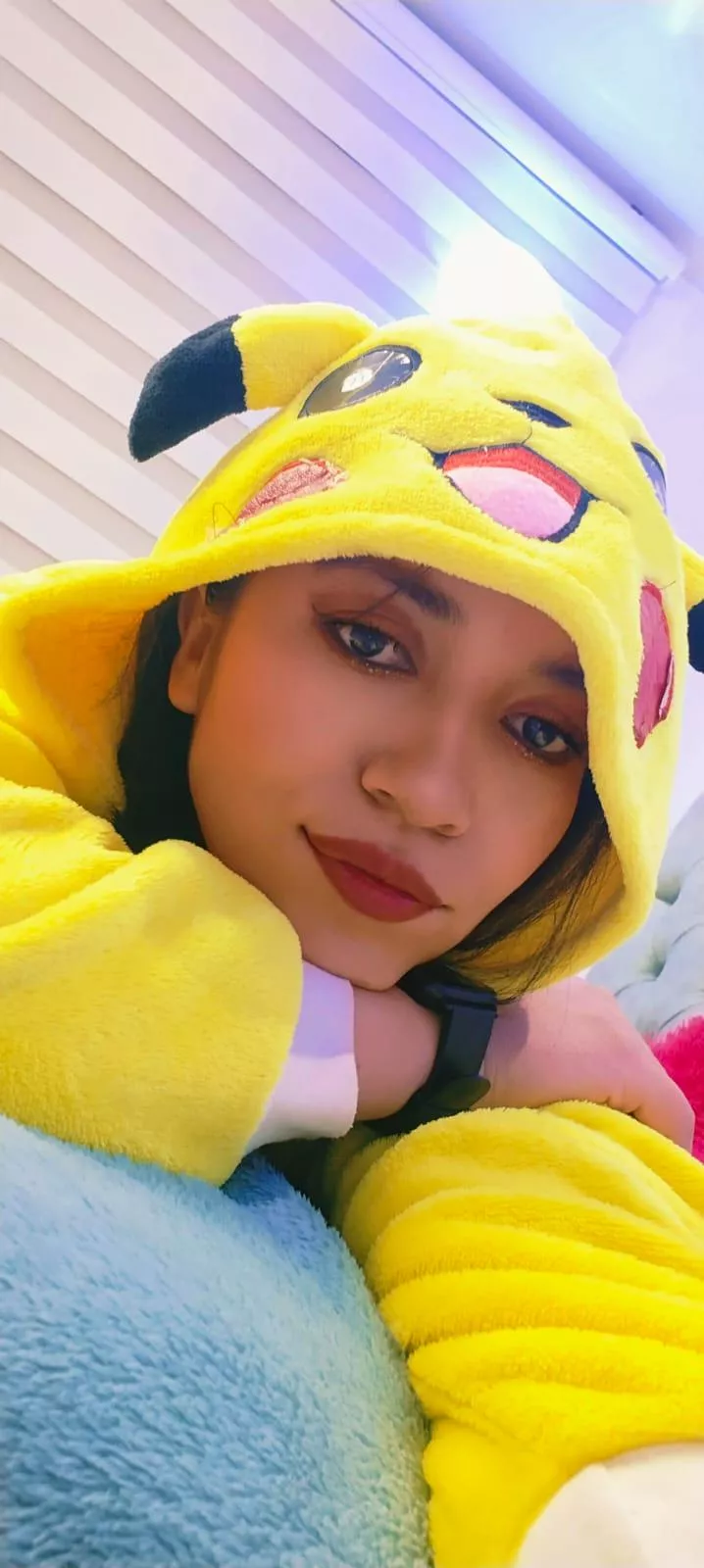 [lina_bedoya] “Ready to charge the day with positive energy. ⚡💛 