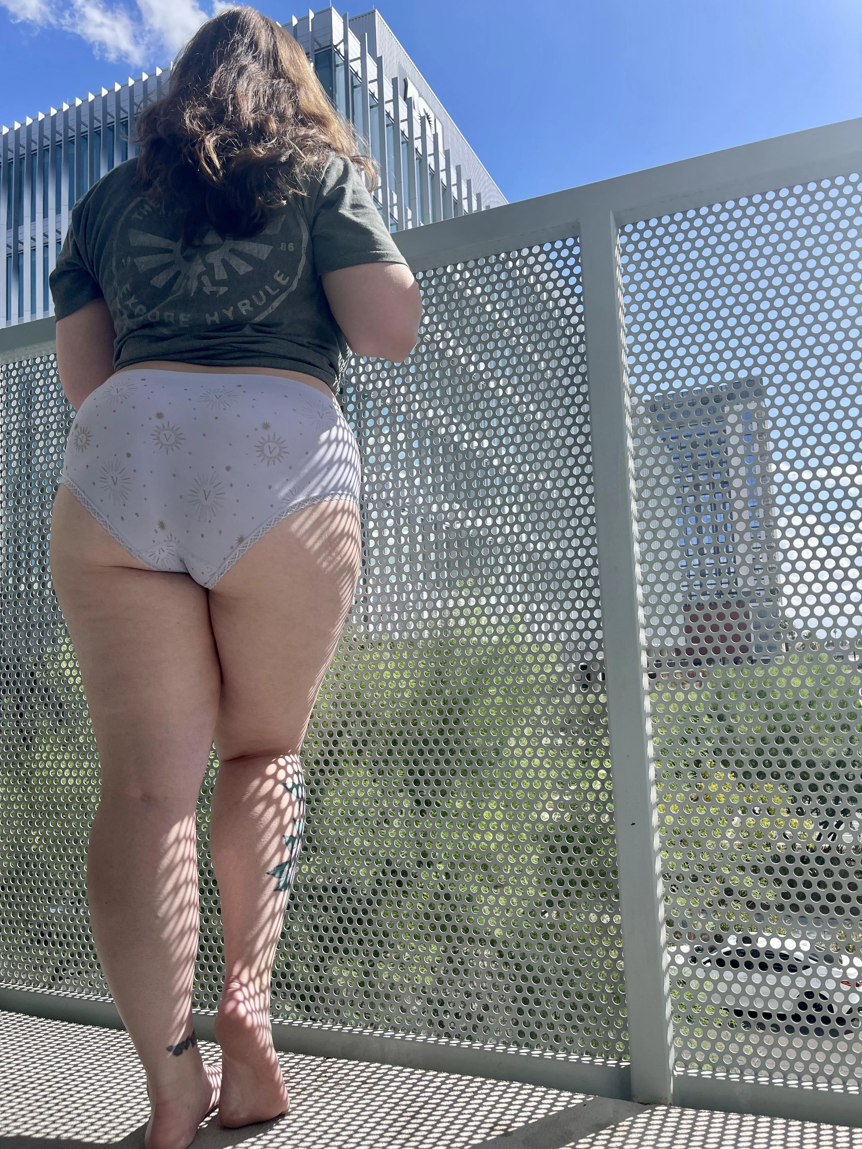 I like giving the neighbors a show 😘 