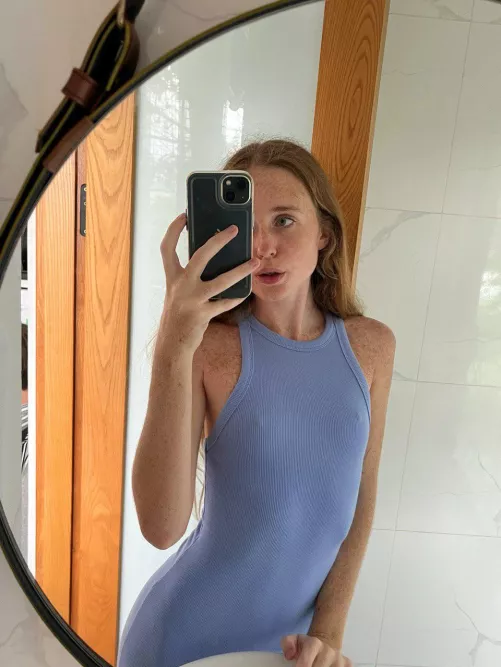 I love how they poke out in this dress