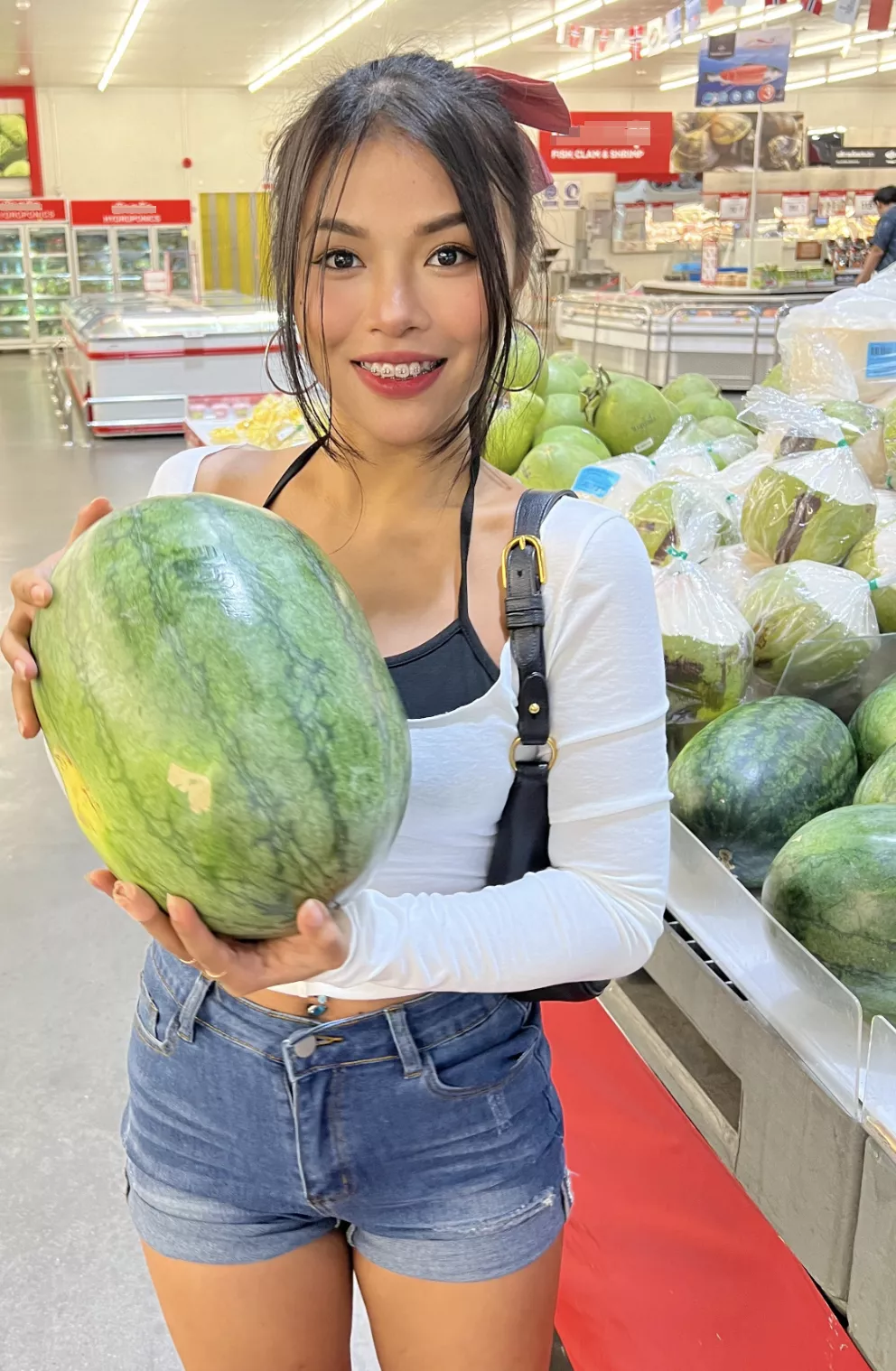 Normally the focus of my content is me, but here is a very sexy watermelon. Get yourself an Asian girl who knows how to pick the right fruit!