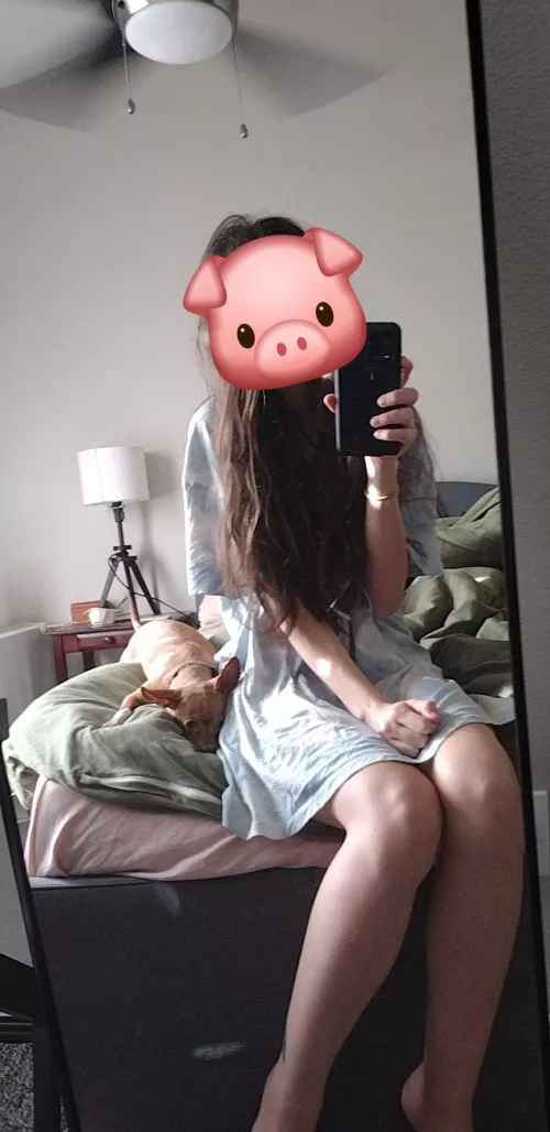 This selfie came up in my memories.. my hair reaches my bed now. It's driving me crazy I need to get it cut 😵‍💫