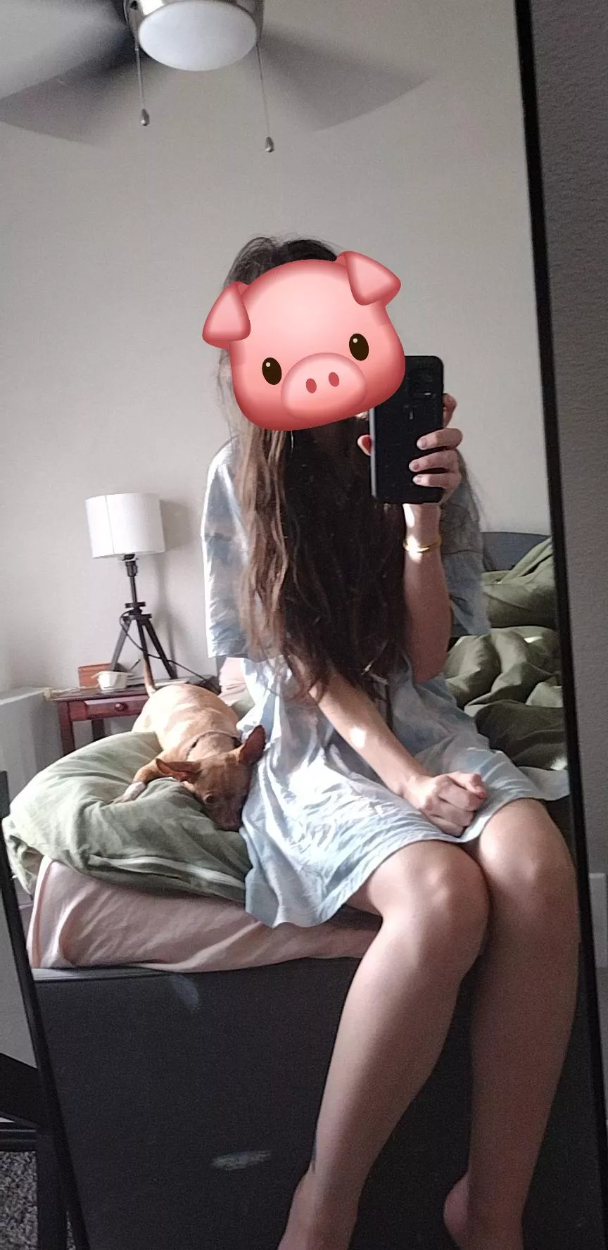 This selfie came up in my memories.. my hair reaches my bed now. It's driving me crazy I need to get it cut 😵‍💫