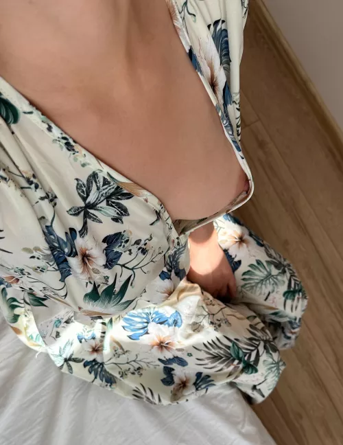 
I'm going to go to work in this dress, do you think the clients will sit on the chair ord look at me from above?