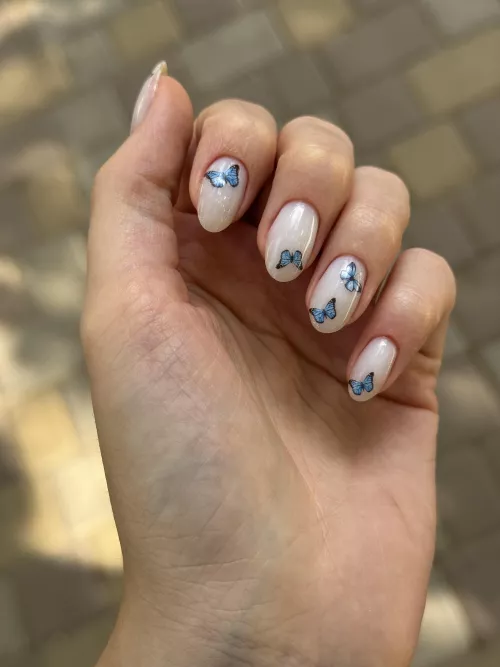 That cute manicure would look good on that dick. 