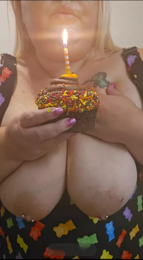 The birthday girl is about to get messy 