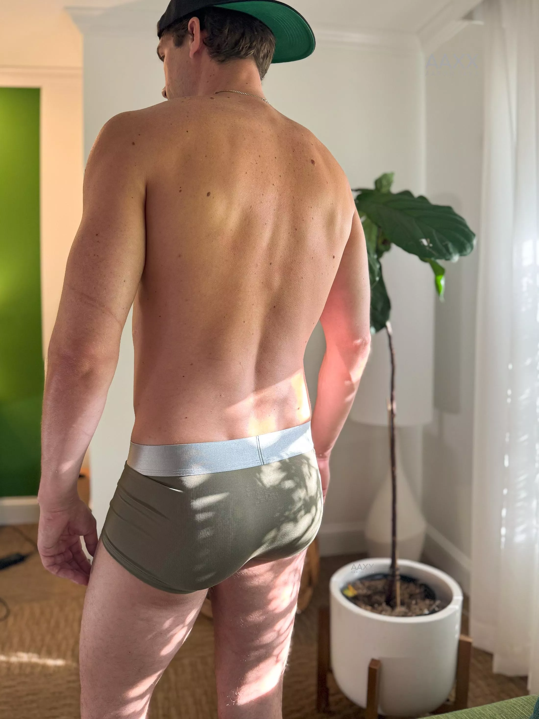 Are the CK boxer briefs boring from the back?