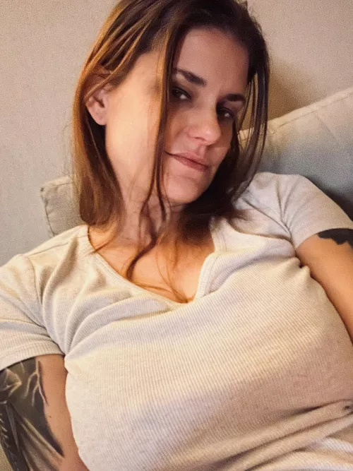 Big ass and tits would love to chat :)