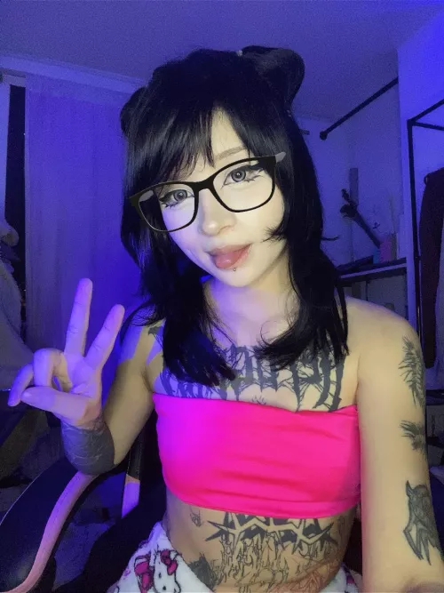 Feeling extra cute with my pink top 