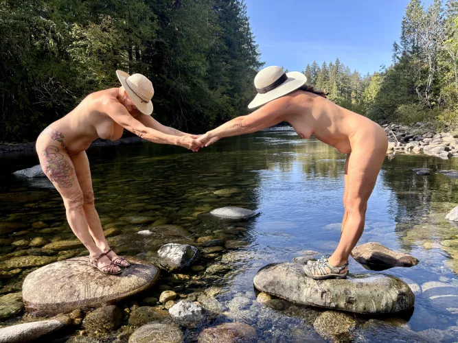 Hands across the water with u/BareLeiaRose  Jayde and Blooom share a NakedAdventures heart! 