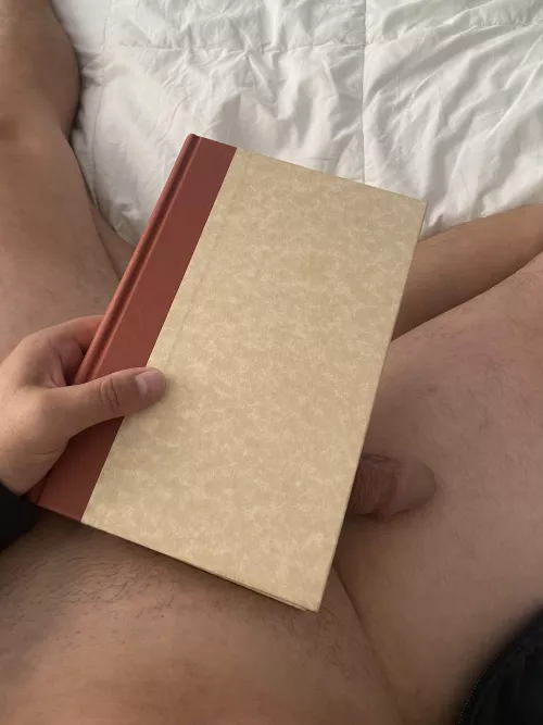 Rainy day calls for some naked lounging and reading 📚 