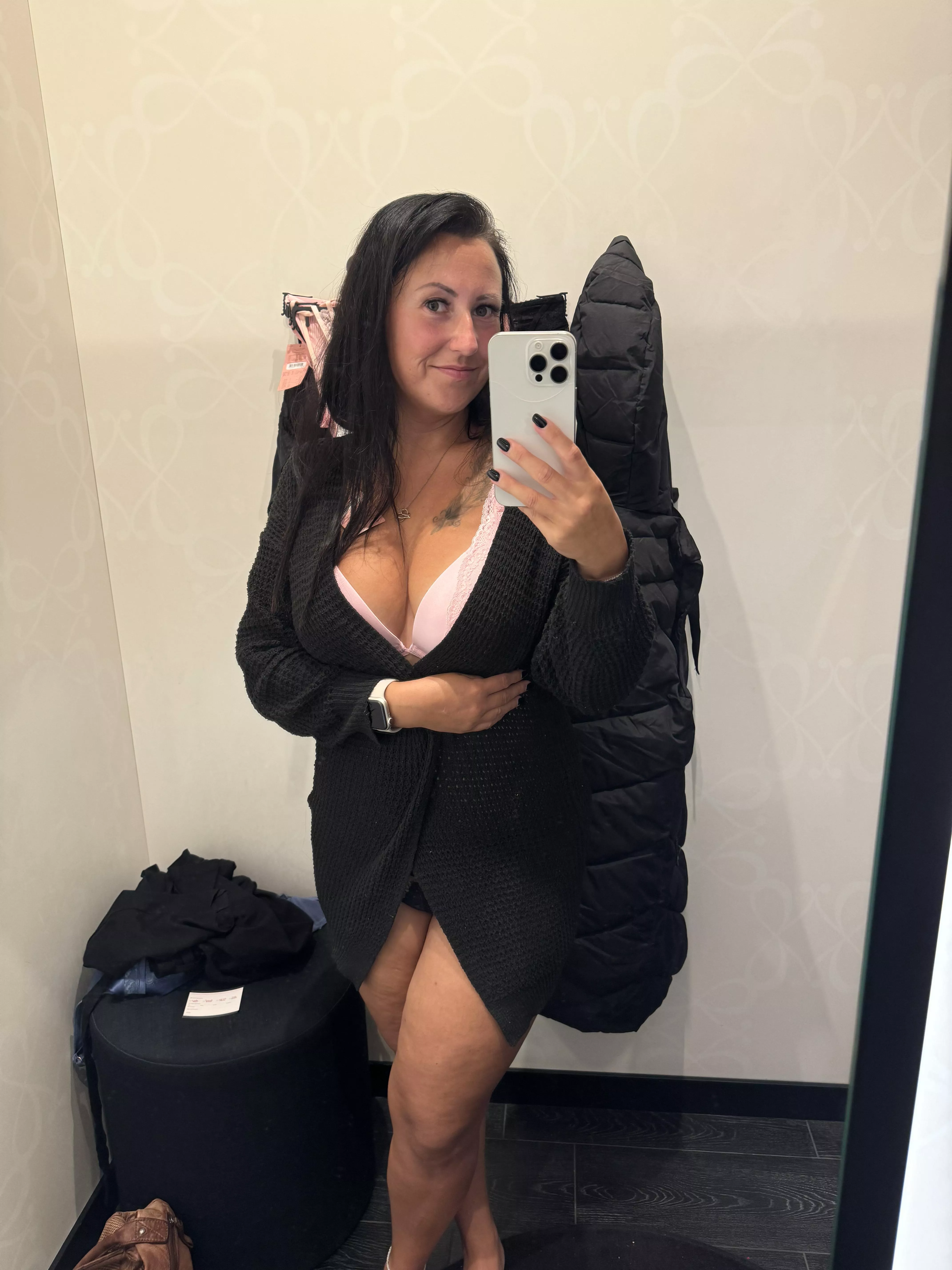 Selfie in the changing room mirror: casual but bold