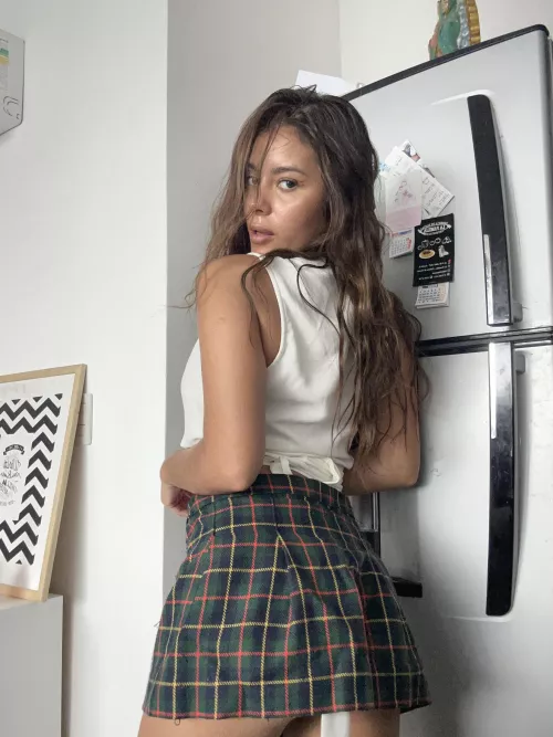 Tight skirt + white top = perfect college outfit