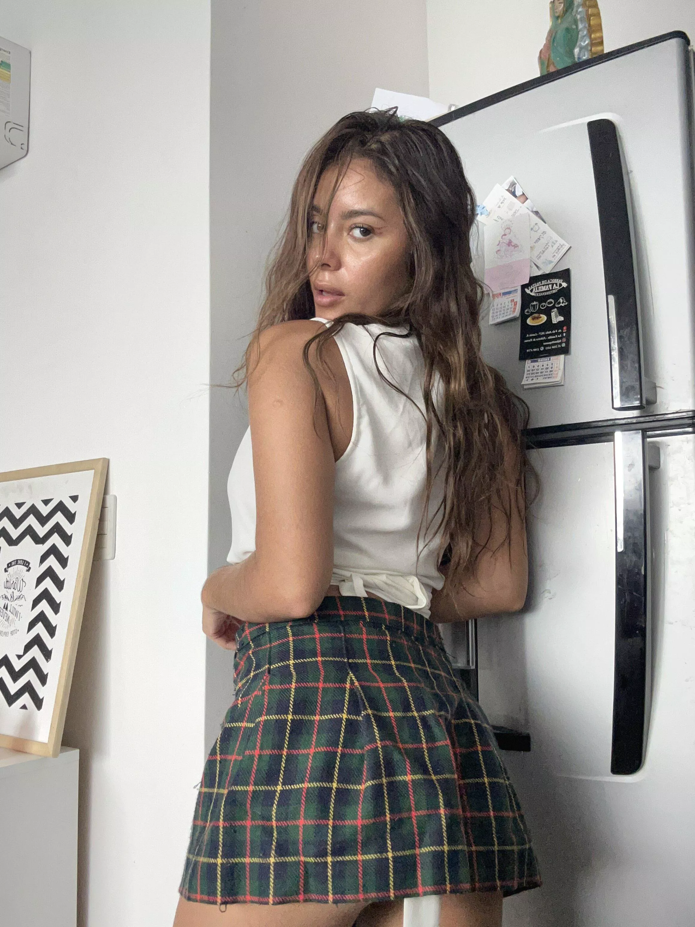 Tight skirt + white top = perfect college outfit