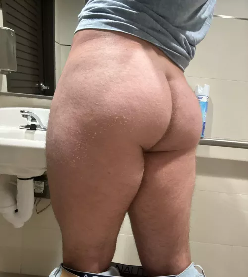 Don’t skip leg day 😈 guess my squat? 