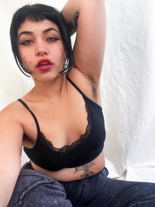 i love the feeling of saliva on my armpits 