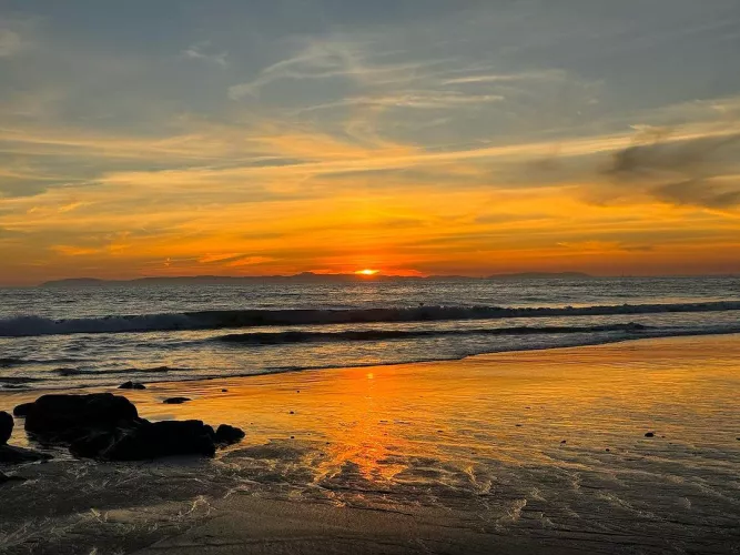 Just look how low tide match the sunset!, its breathtaking