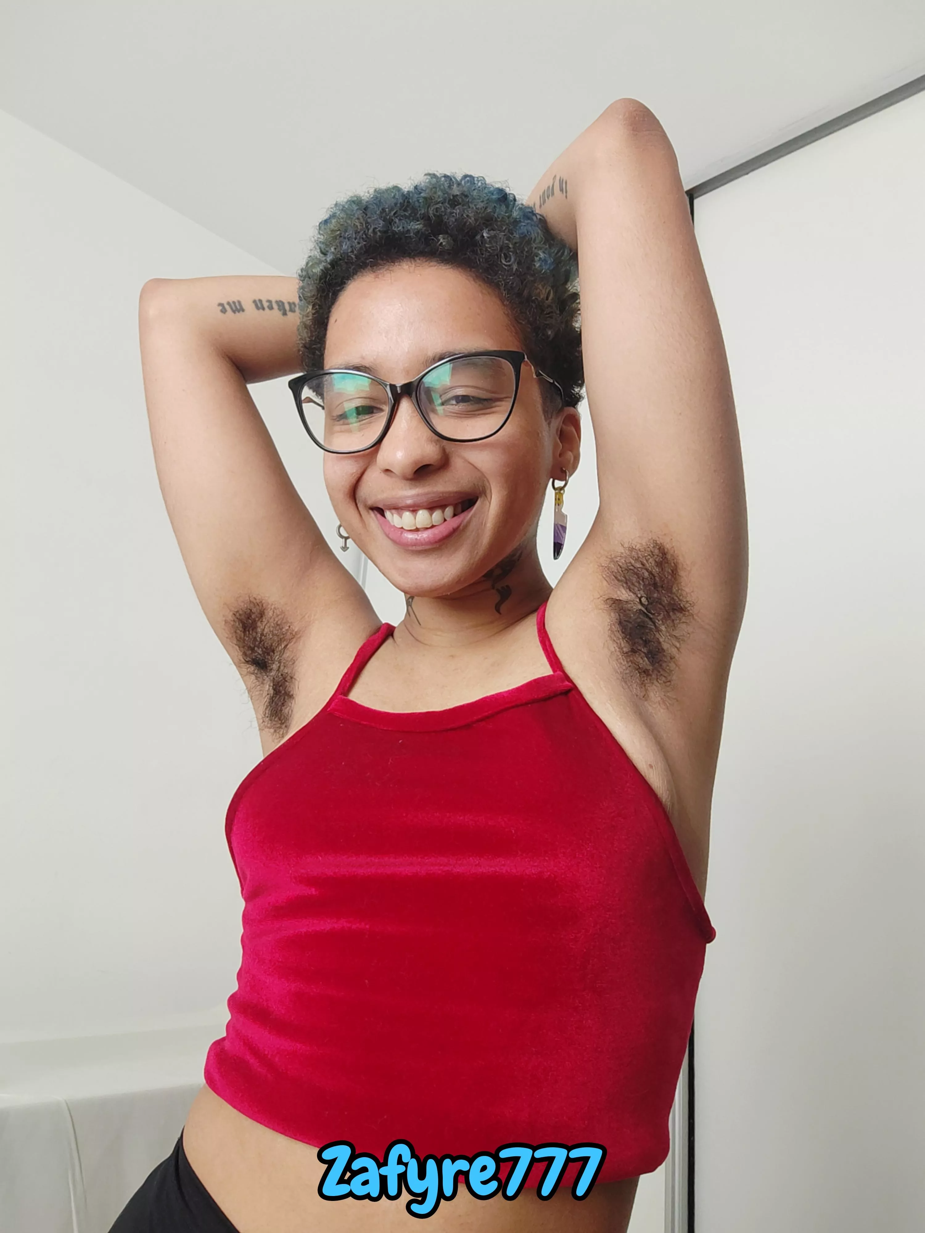 Smiling because I have fuckin beautifuls afro hairy armpits! Time to worship them! ;)