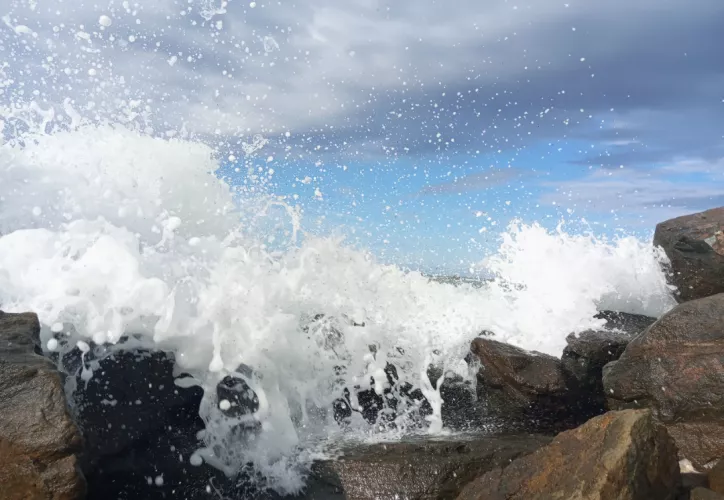 The wonderful way waves break on rocks 😍 La guaira- vzla