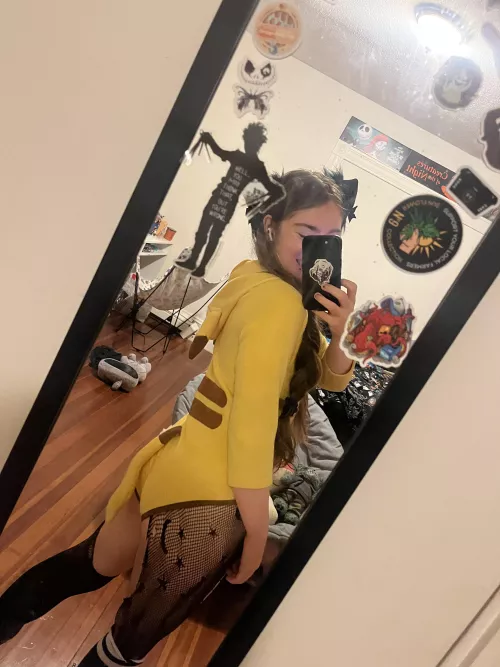 This cute kitty wants booty pats =^-^=