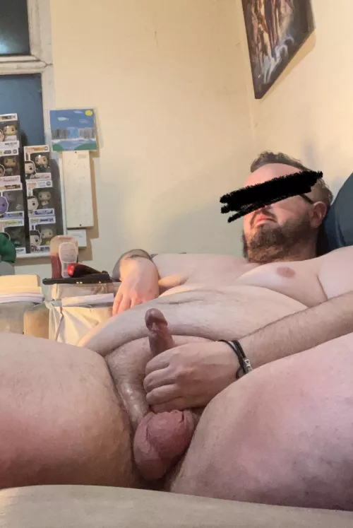 [40] Who wants to suck off an English chubby daddy?