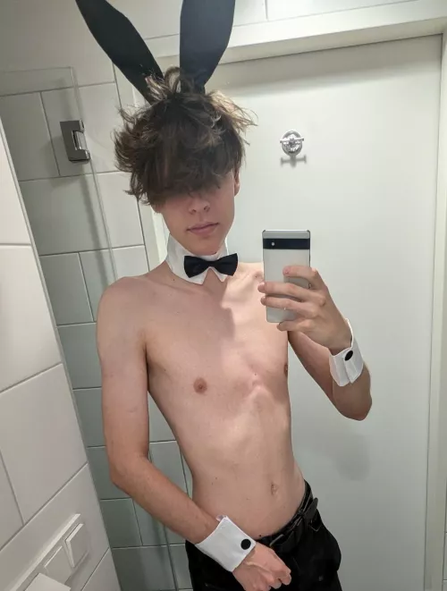 Anyone wanna give this bunnyboy a carrot? 🐰