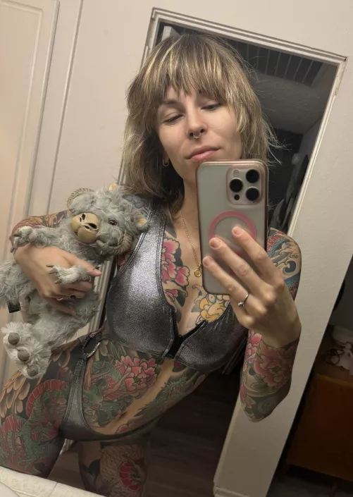 What do you think of my new galactic outfit? [f]