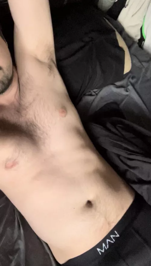 You like my musky alpha pits??💪🏼💦 Dms open😈