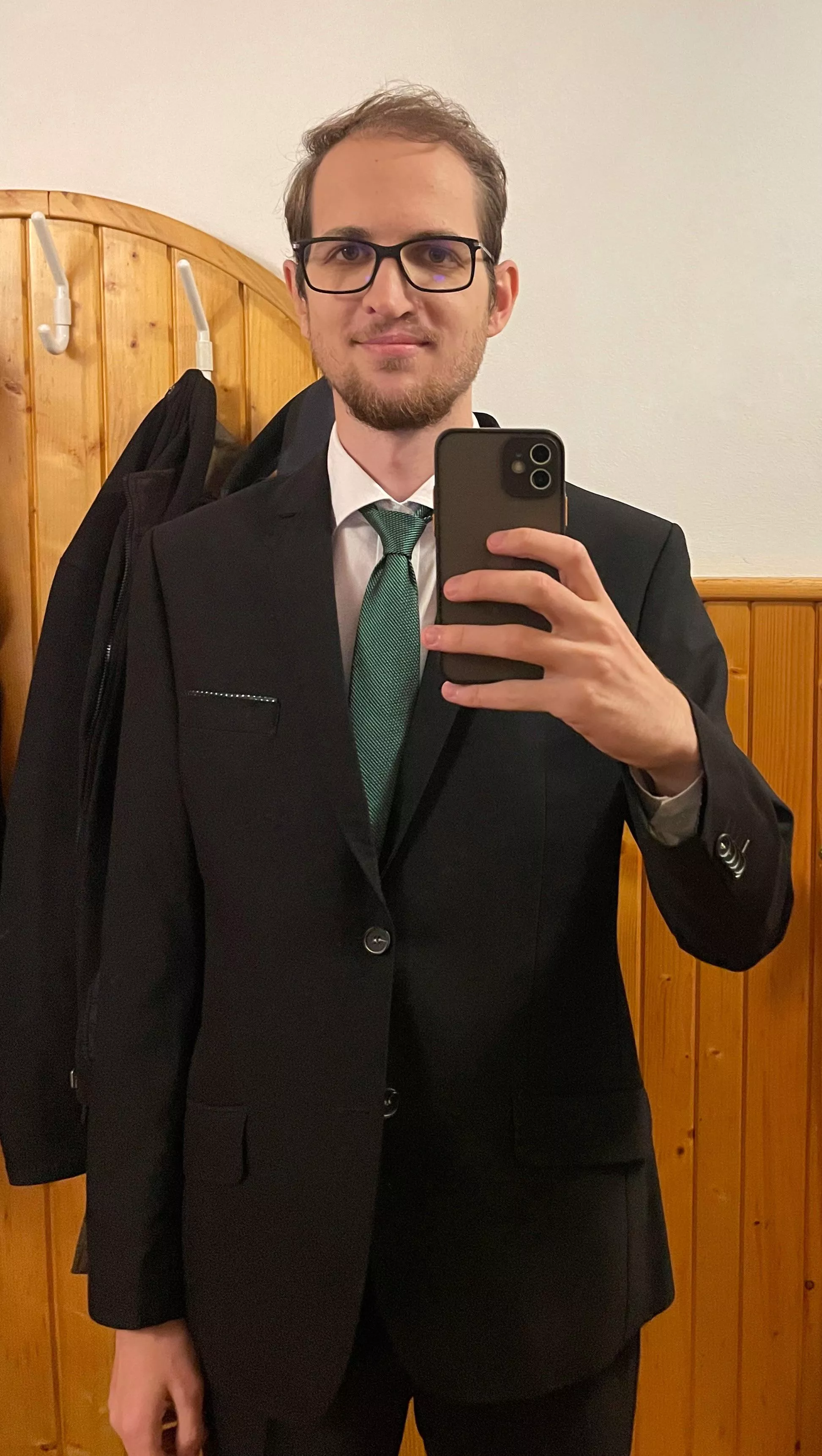 I was on the wedding of my friend, and felt handsome I was on the wedding of my friend, and felt handsome