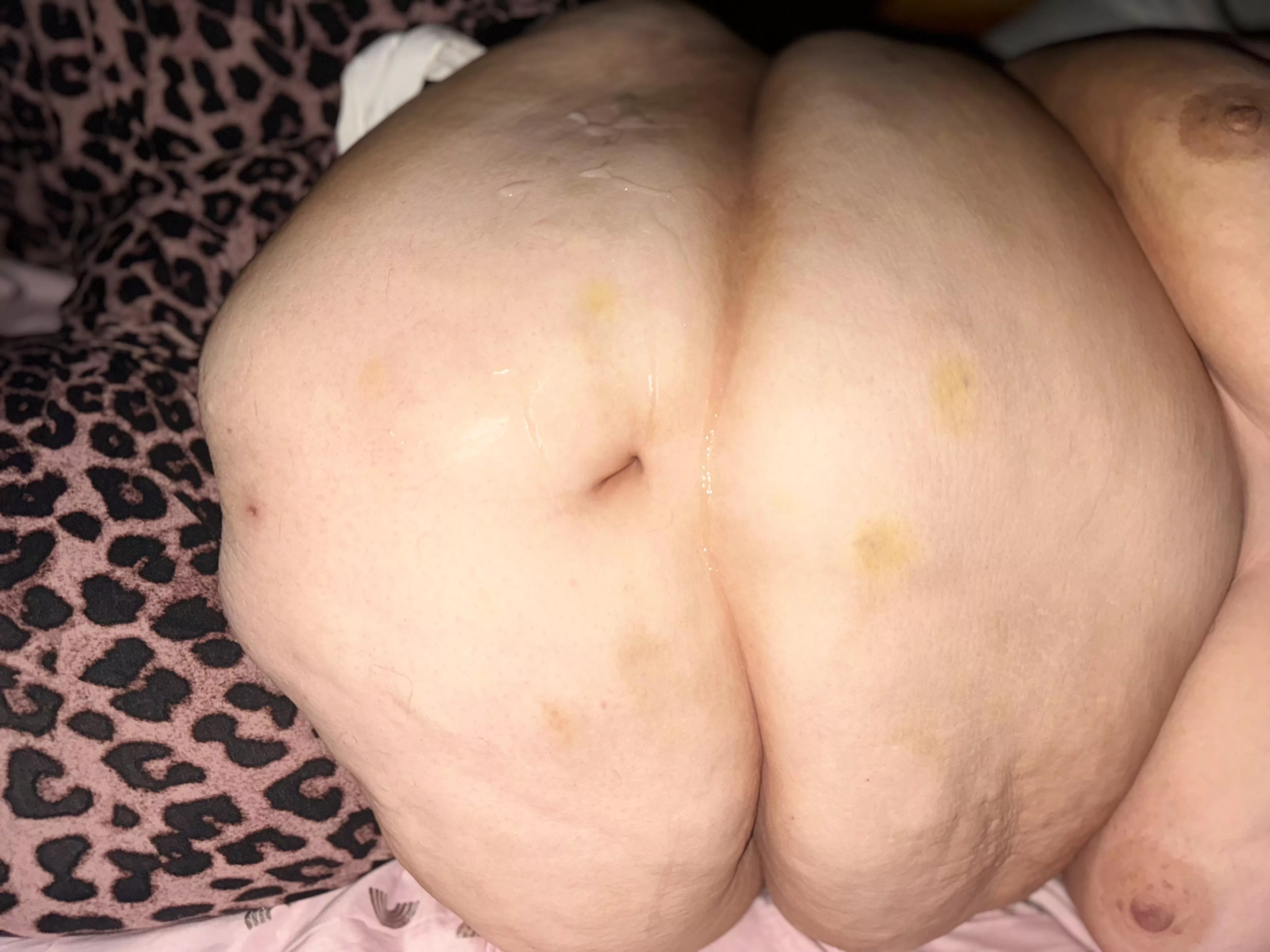 Mmmm look at all that cum on my squishy belly 🤤🤤🤤