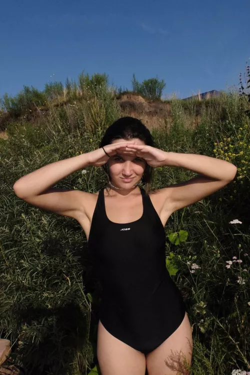 Shall we walk to the river together? 